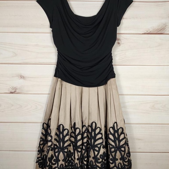 S.L Fashions Sz.8 Dress Woman’s Black Than Fit And Flare Layered Gathered - Picture 2 of 10